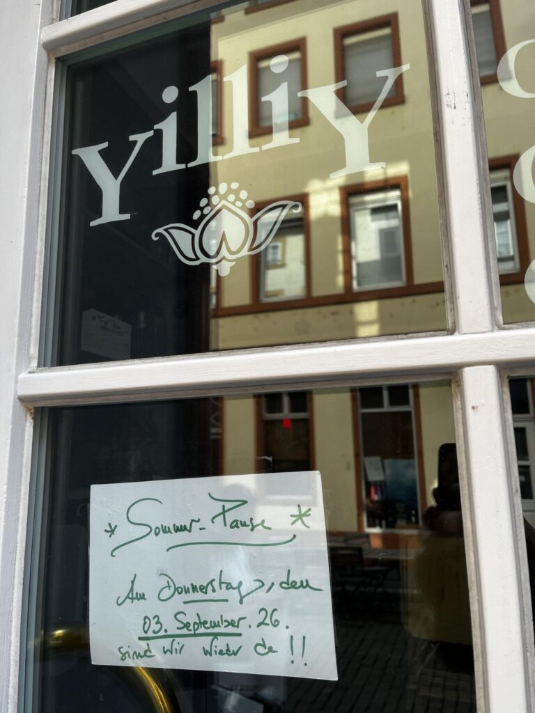 Aushang an der Türe, dass die Chocolaterie yilly geschlossen ist und das Team am 3. September 2026 wieder da ist.
